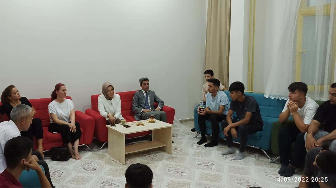 Malatya İl Milli Eğitim Müdürü Sayın Hatice ÖZDEMİR, pansiyonlu öğrencilerimizle sohbet edip sorunlarını dinlediler.