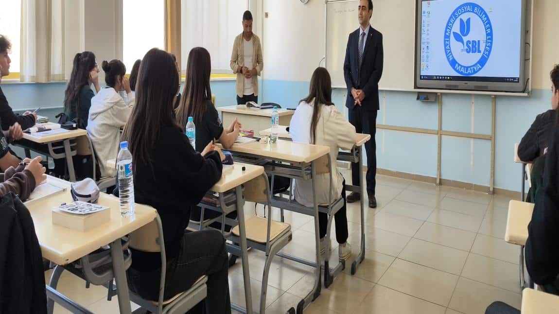 Kariyer günleri kapsamında vali yardımcımız Sayın Taha ERASLAN öğrencilerimizin dersine girip, mesleki tecrübe ve bilgilerini aktardılar.