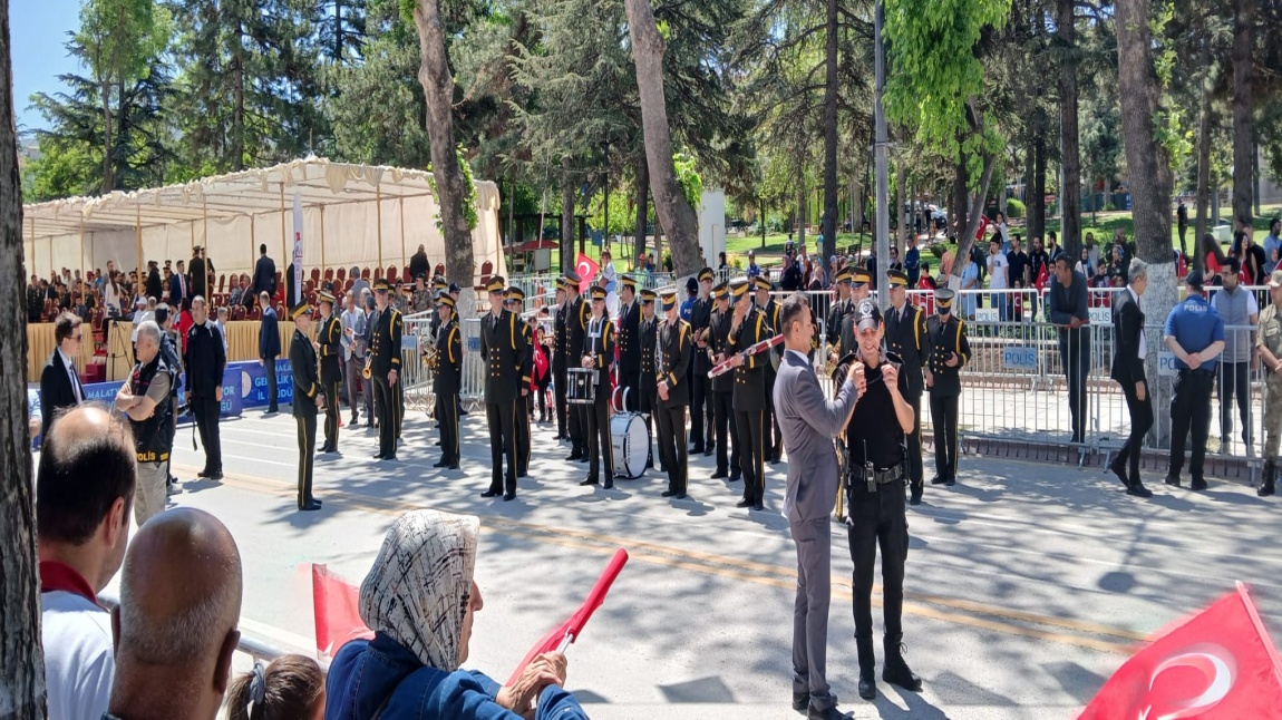 Beden eğitimi öğretmeni Nurettin BİŞİ rehberliğinde öğrencilerimiz 19 Mayıs Kutlamalarına katıldılar.
