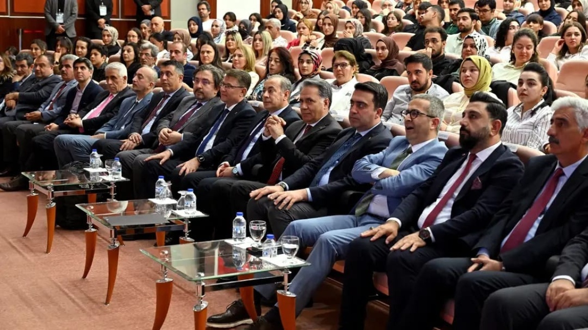 Türkçenin Dünyası Dünyanın Türkçesi paneline okulumuz öğrencileri ile katılım sağlanmıştır.