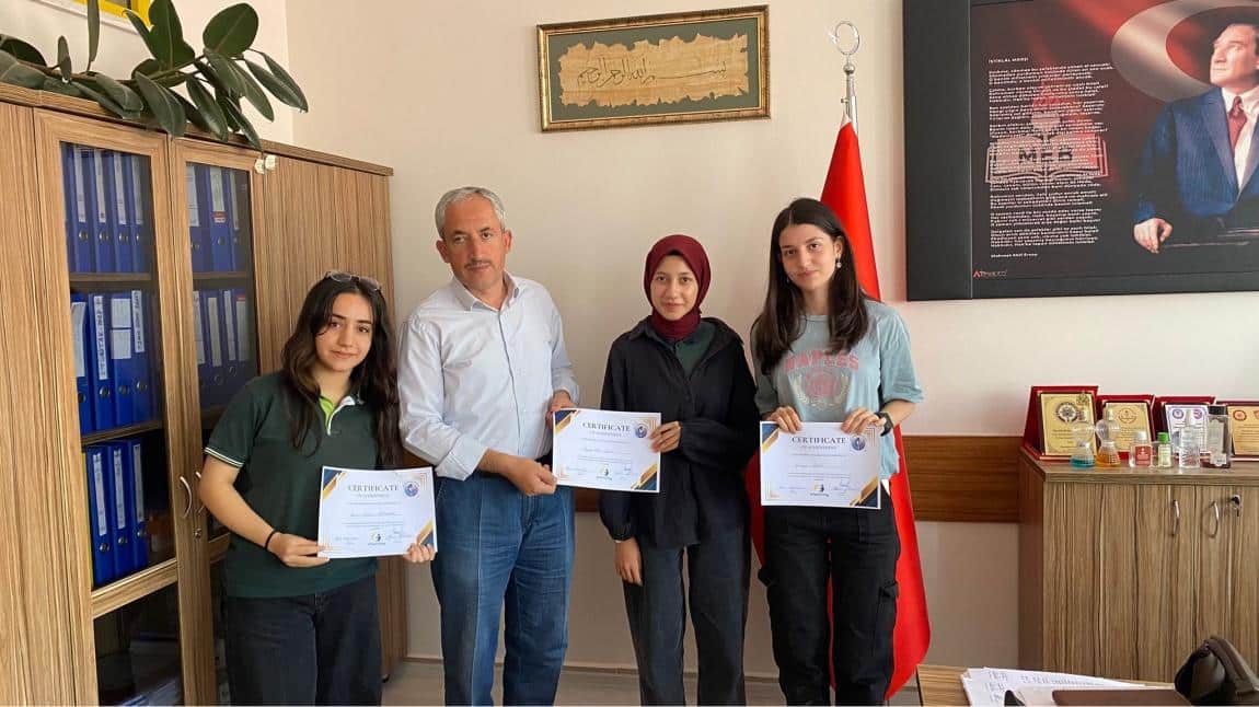 Romanya ortaklı Etwinning projesini tamamlayan öğrencilerimizin sertifikası okul idarecilerimiz tarafından verildi.